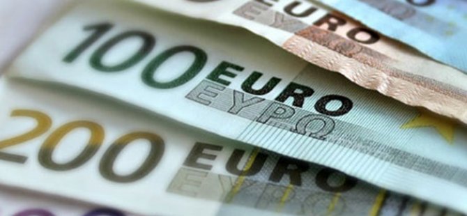 Yolda bulduğu parayı teslim etti