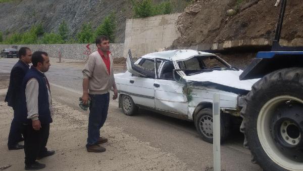 Kayalıklara çarpan otomobildeki 2 kişi yaralandı