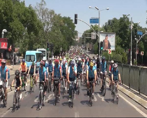 İstanbul Boğazı'nı pedal çevirerek geçtiler