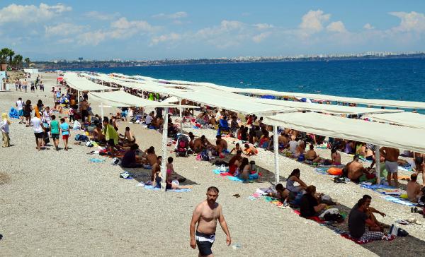 Antalya'da sıcaktan bunalan soluğu denizde aldı