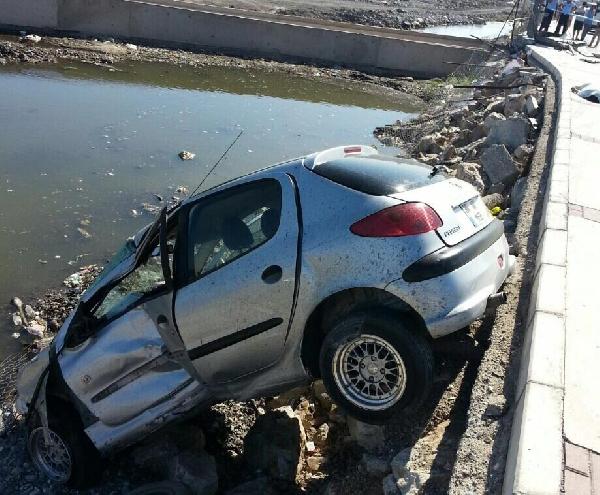 Otobüs durağında beklerken otomobilin altında can verdi