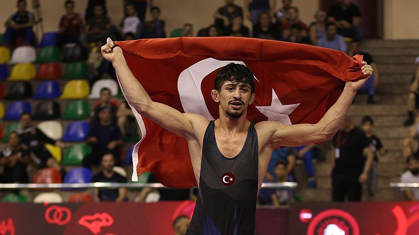 Milli güreşçi Kamal'dan altın madalya