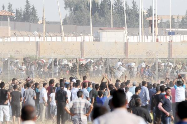 Suriyeliler sınırda önce 'su' sonra 'geçiş' istiyor (4)