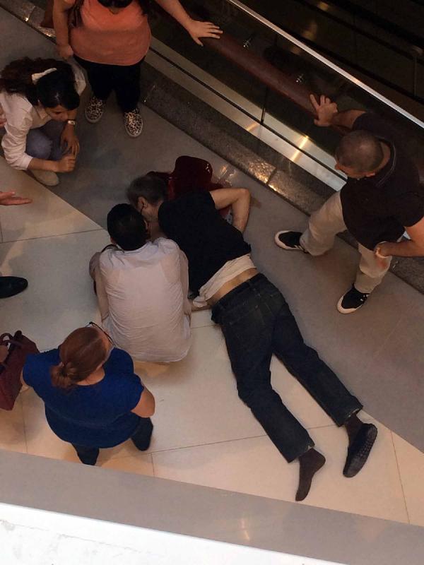 Alışveriş merkezinde 4'üncü kattan düşerek can verdi