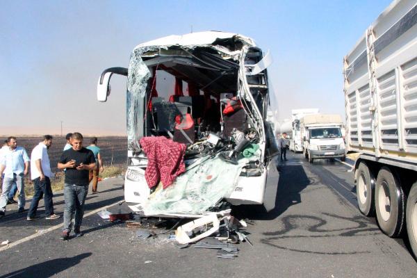 Yolcu otobüsü, önündeki tankere çarptı: 2 ölü, 13 yaralı