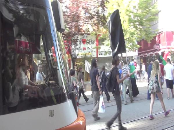 Protestocu hayvansever kıza tramvay çarptı
