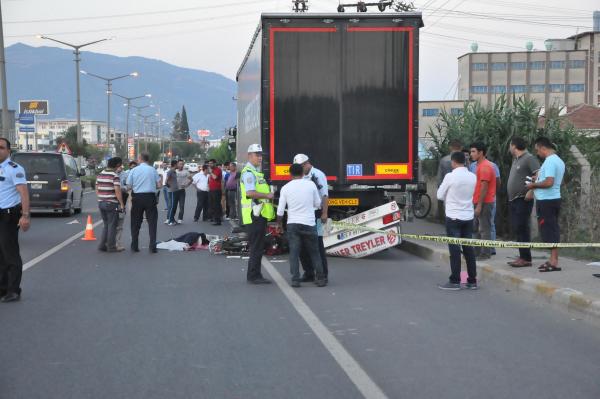 Park halindeki TIR'a çarpan motosiklet sürücüsü öldü, arkadaşı yaralandı