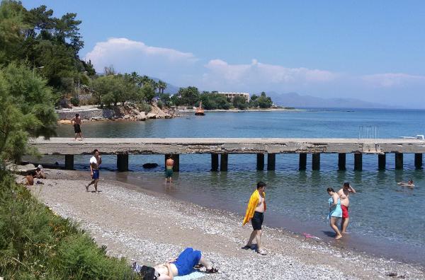 Mavi bayraklı plajda iş makineli çalışmaya vatandaş engeli