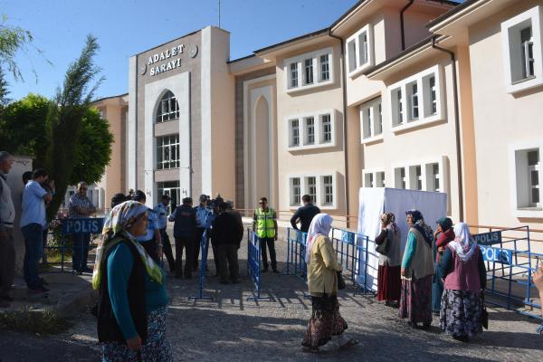 Ermenek maden faicası duruşmasında madenci aileleri, tutuklu sanıklara saldırmak istedi