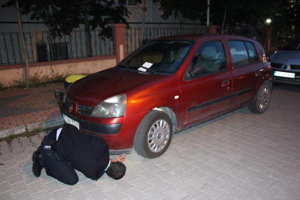 Otomobilin motoruna giren yavru kediyi polis çıkardı