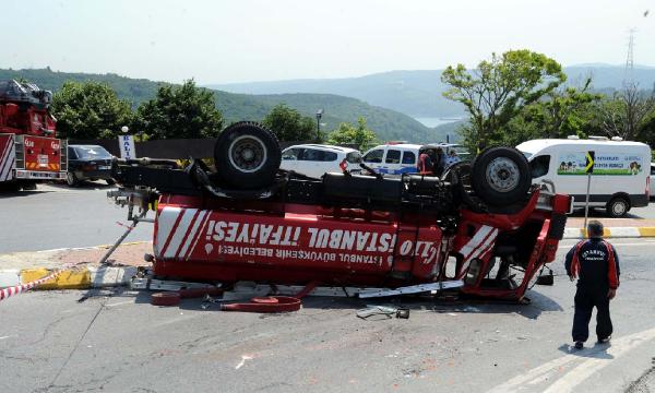Sarıyer'de yangına giden itfaiye aracı devrildi: 4 yaralı