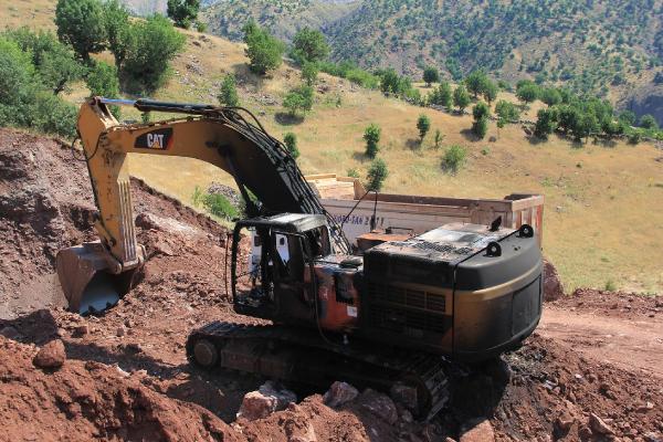 PKK'lı teröristler, baraj şantiyesindeki 5 iş makinesini yaktı