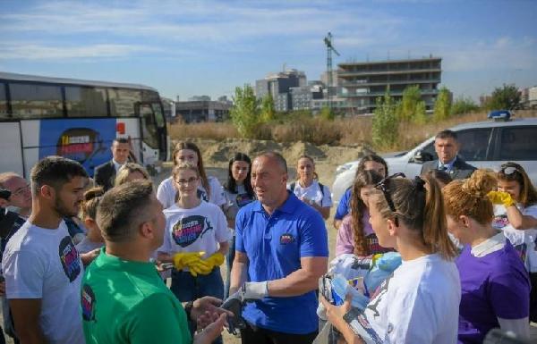 Kosova Başbakanı sokaklarda çöp topladı