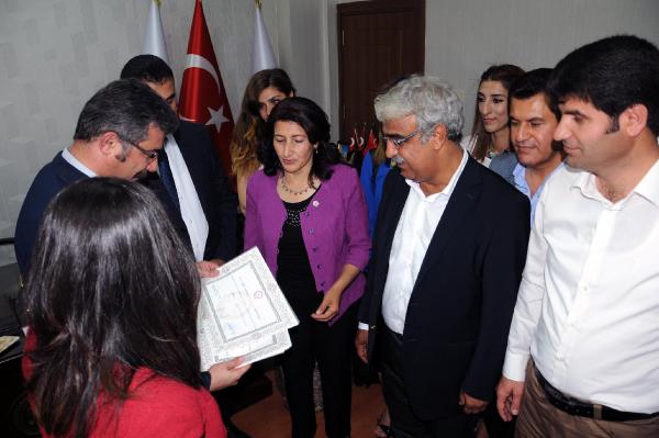 HDP Mardin milletvekilleri mazbatalarını aldı