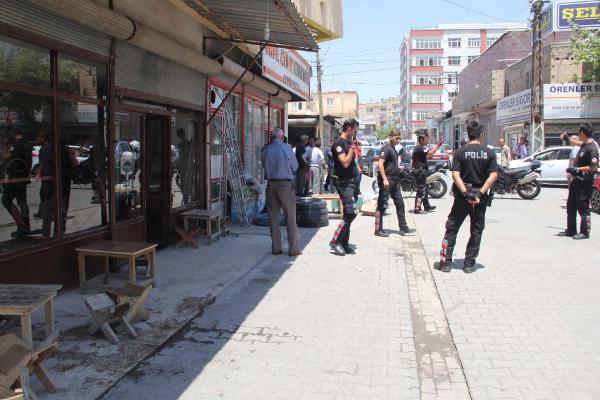 Kahvede otururken hasımlarının saldırısına uğradı