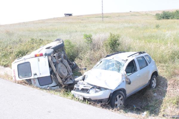 Mustafakemalpaşa’da servis aracına otomobil çarptı: 16 yaralı