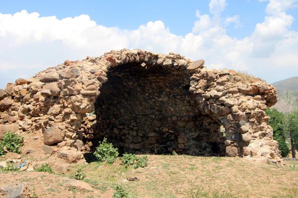 Karlıova'da defineciler tarihi Ermeni kilisesini tahrip etti