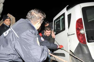 Uçuruma sürdüğü araç, kaya parçasına asılı kaldı