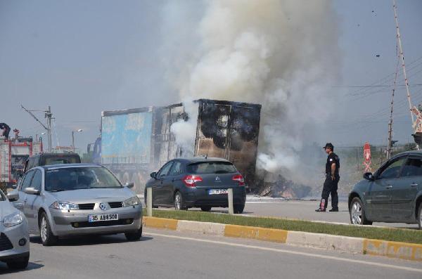 Mukavva yüklü TIR'da korkutan yangın