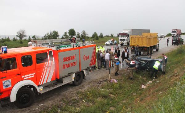 Savrulan TIR'ın dorsesi otomobile çarptı, 2 birlik başkanı öldü