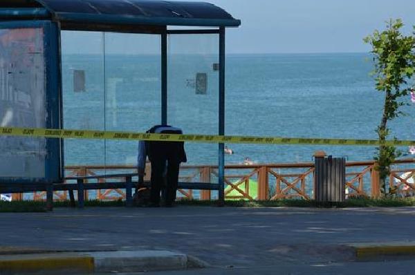 Durakta unutulan çanta, bomba korkusu yaşattı