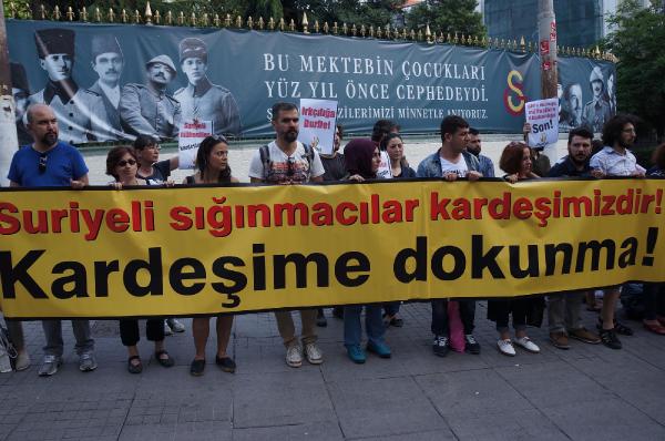 Beyoğlu'nda "Suriyelilere sınır kapıları açılsın" eylemi