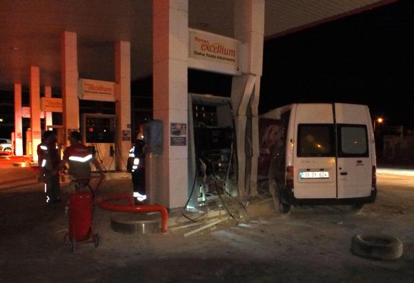 Kırmızı ışık ihlali yapan minibüs akaryakıt istasyonuna girdi