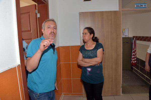 Eşinin maaşı ödenmeyince müdürün boğazına bıçak dayadı