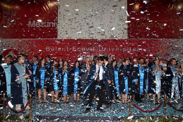 Diş hekimi adaylarının mezuniyet coşkusu