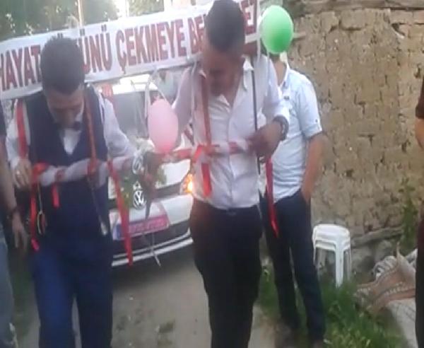 Damat ve sağdıç boyunduruk taktı gelin aracını çekti