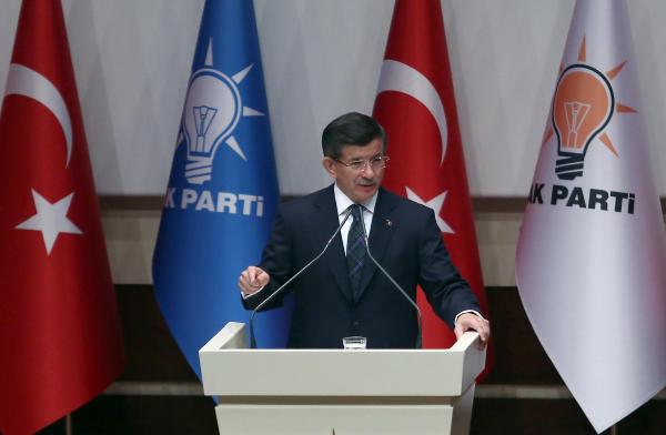 Davutoğlu : Yumruklarınızı çözün, bu ülkenin geleceğini hep beraber konuşalım