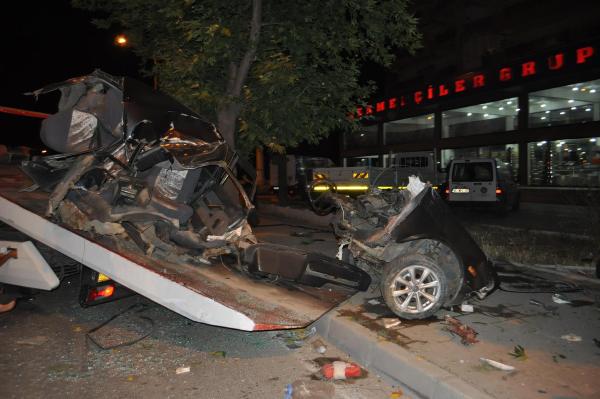 İkiye bölünen otomobilin kaza anı görüntüsü ortaya çıktı