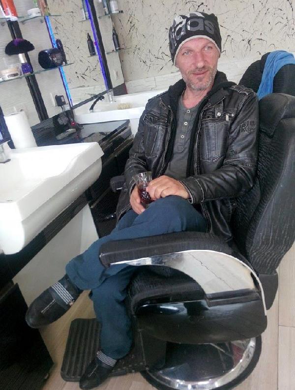 Erkek kuaförü, evinin yanında ölü bulundu