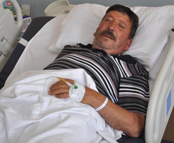 Ahıra sokmak istediği inek parmağını koparttı