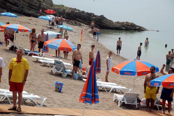 Plajda mavi bayrak verdilirken İstiklal Marşı söylendi