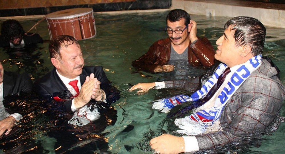 Başkan takım elbiseyle havuza girdi