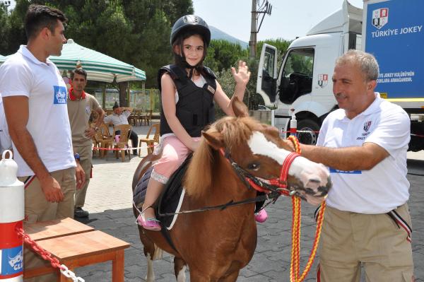 Pony Club, Somalı çocukların yüzünü güldürdü