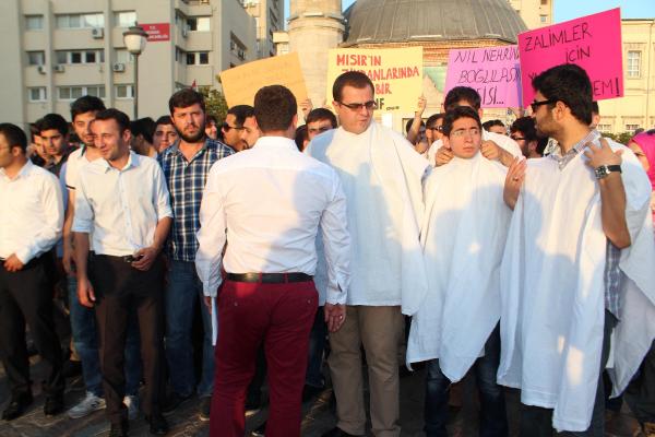 Mursi'ye verilen idam cezasına kefenli protesto