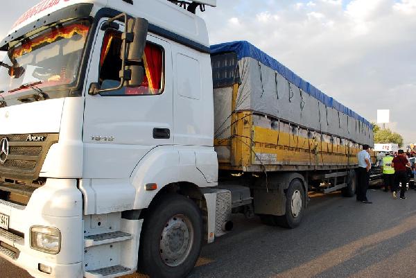 Otomobil, TIR'ın altına girdi: 1 ölü,1 yaralı