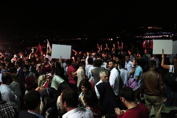 Mısır Konsolosluğu önünde Mursi eylemi