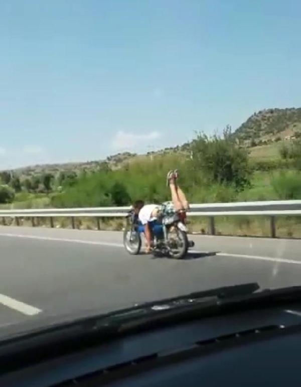 Motosiklet sürücüsünden tehlikeli hareketler