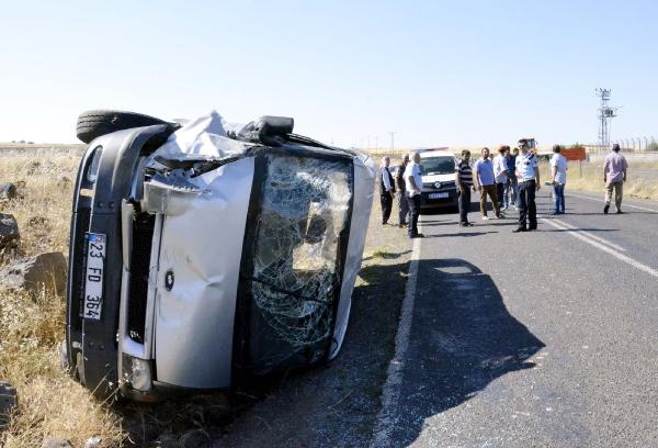 Siverek'te minibüs devrildi: 3 yaralı