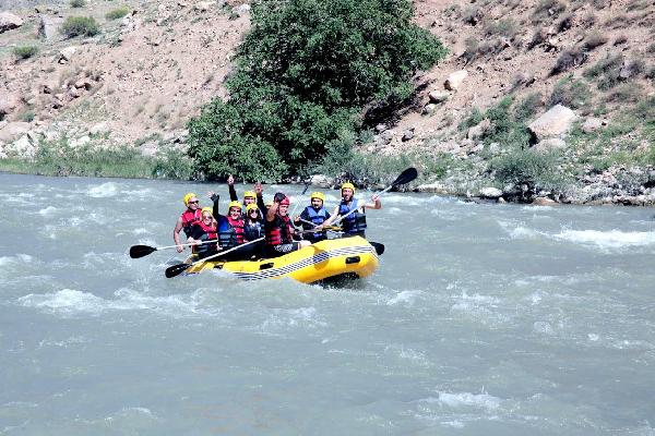 Zap Suyu'nda rafting heyecanı