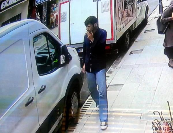 Minibüsten cep telefonu hırsızlığı güvenlik kamerasında