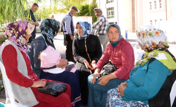 Madenci eşi Zeynep Tokat: Eşlerimize kömürü ekmeğe dürdürüp de yedirdiler