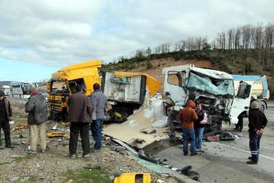 TIR ile kamyon kafa kafaya çarpıştı: 1 ölü 2 yaralı