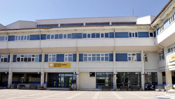 Süleyman Demirel'in adını taşıyan okul dökülüyor