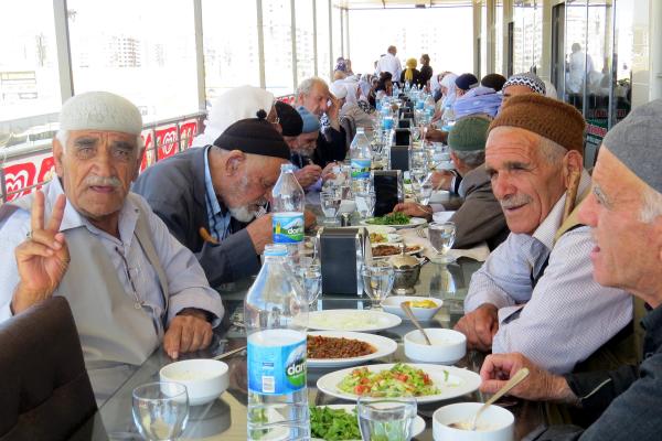 Diyarbakır'da kimsesiz yaşlılara Ramazan öncesi tarih gezisi