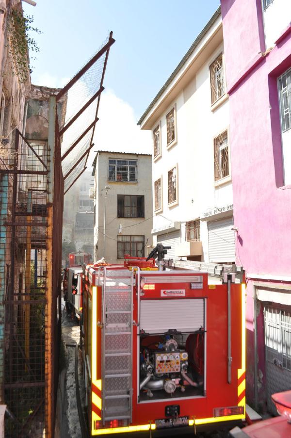 İtfaiye dar sokaktaki yangına müdahalede zorlandı