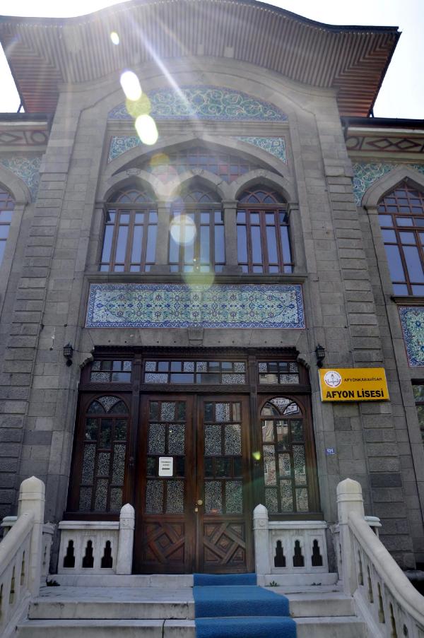 Demirel'in mezun olduğu lisedeki köşesi yeniden düzenlendi